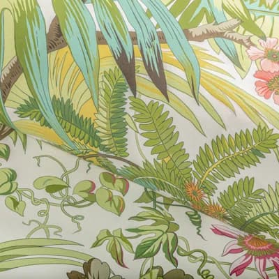 Majorelle 33' L x 27.5" W Wallpaper Roll — Spring